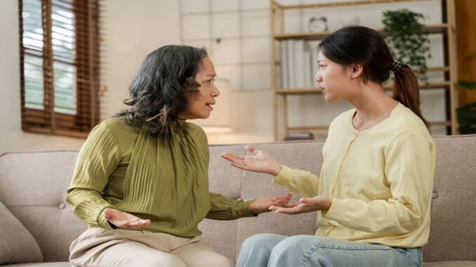 Ly hôn rồi, bố chồng vẫn thường xuyên qua thăm các cháu, giúp đỡ mấy mẹ con tôi. Tôi ly hôn được hơn một năm qua. Mặc dù tôi là người chịu khó, yêu thương chồng con và hết mực với nhà chồng, tôi cũng đẻ cho chồng hai đứa nam có, nữ có, kháu khỉnh, đáng yêu… Vậy mà chồng tôi vẫn dứt áo ra đi, anh ta về ở hẳn với nhân tình. Cho đến 1 ngày mẹ chồng xuất hiện ở khu nhà tôi thuê nói tôi và bố chồng hú hí Ly hôn rồi, bố chồng vẫn thường xuyên qua thăm các cháu, giúp đỡ mấy mẹ con tôi. Tôi ly hôn được hơn một năm qua. Mặc dù tôi là người chịu khó, yêu thương chồng con và hết mực với nhà chồng, tôi cũng đẻ cho chồng hai đứa nam có, nữ có, kháu khỉnh, đáng yêu… Vậy mà chồng tôi vẫn dứt áo ra đi, anh ta về ở hẳn với nhân tình. Cho đến 1 ngày mẹ chồng xuất hiện ở khu nhà tôi thuê nói tôi và bố chồng hú hí