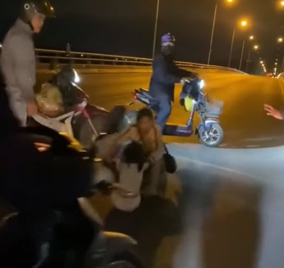 Người phụ nữ kéo con nhỏ lên cầu định tự tử trong đêm: Xót xa tiếng gào khóc của bé gái, cố gắng bám chân mẹ - Ảnh 1