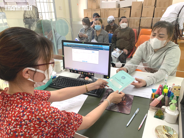 Người lao động giải quyết thủ tục ở một cơ quan BHXH tại TP.HCM ẢNH: XUÂN KHÁNH