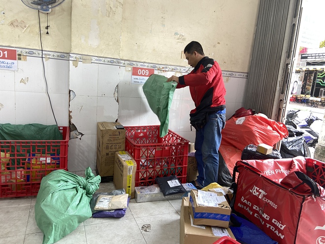 img1565-174833907093573102364 Gặp gỡ nam shipper leo ban công giải cứu bé trai 18 tháng tuổi ở TP.HCM: "Nghe bé khóc mà mình xót, vì mình cũng có con nhỏ"- Ảnh 5.