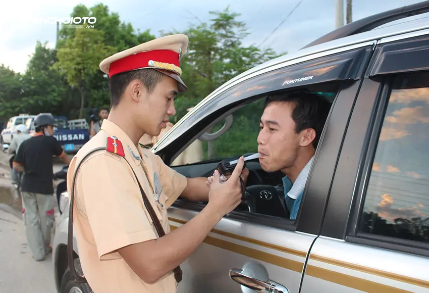 muc-xu-phat-loi-nong-do-con-voi-nguoi-dieu-khien-o-to-co-the-len-den-40-trieu-dong-jpeg Mức xử phạt lỗi nồng độ cồn với người điều khiển ô tô có thể lên đến 40 triệu đồng
