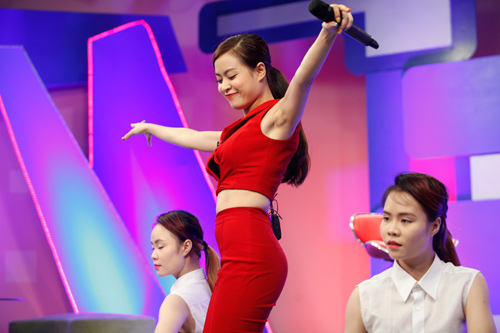 Hoàng Thùy Linh "khuấy động" Bữa trưa vui vẻ - 1