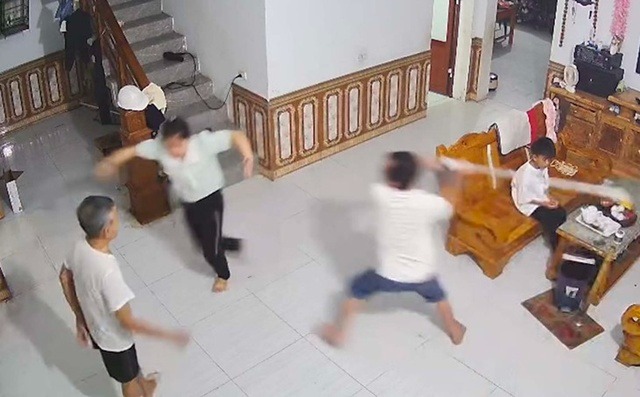 Vụ chồng bạo hành vợ gây phẫn nộ: Con thấy mẹ bị đánh nên trích xuất camera gửi cho bác xem