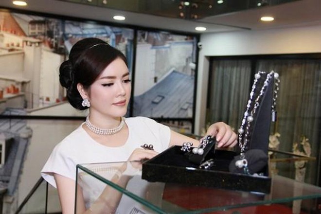 Lý Nhã Kỳ phủ nhận tin quân có đại gia chống lưng, thừa nhận người thân tuổi - Ảnh 4.