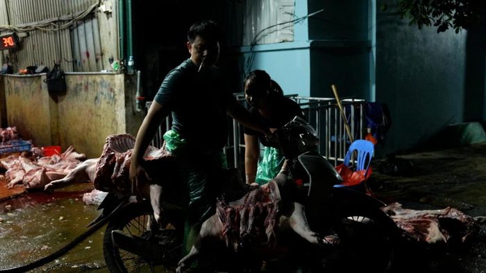 00baa3c2478caed2f79d Sau khi mang được lợn ra chợ,để lẫn thành phẩm lợn chết với lợn tươi sống khác trên bàn.