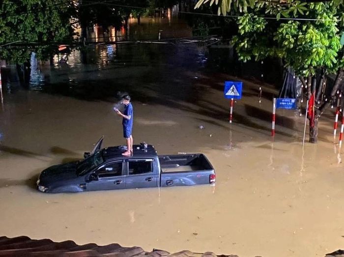 Mưa lớn những ngày qua khiến nhiều khu vực ở Thái Nguyên ngập úng nặng. Ảnh: Báo Dân trí.