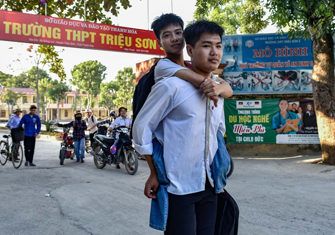 Hơn 10 năm qua, Ngô Văn Hiếu mỗi ngày đều cõng bạn đến trường. Ảnh: Lam Sơn.
