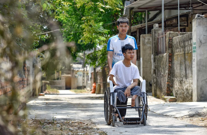 Ngoài giờ học, Hiếu và Minh cùng nhau chia sẻ những khó khăn, vui buồn trong cuộc sống. Ảnh: Lam Sơn.