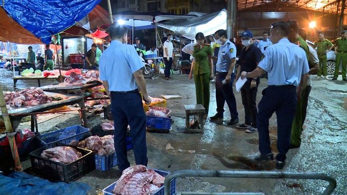 4b7ee2060648ef16b659 Kiểm tra tại hàng loạt Ki ốt của các đối tượng tại chợ Phùng Khoang phát hiện , thu giữ 977kg thịt lợn, trị giá: 97.927.000 đồng. Toàn bộ hàng không có giấy tờ kiểm dịch, không có giấy tờ chứng minh nguồn gốc xuất xứ.