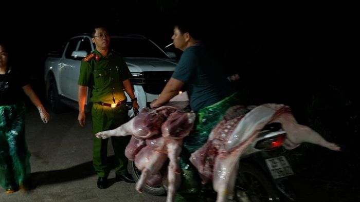 4f07e17f0531ec6fb520 Sau khi thu thập đủ tài liệu, chứng cứ, trong 2 ngày 30/6 và 1/7, Phòng Cảnh sát Kinh tế Công an thành phố Hà Nội đã phối hợp với các đơn vị chức năng tiến hành kiểm tra đột xuất cơ sở giết mổ do Lê Văn Tươi (SN 1994) và Nguyễn Thị Thư (SN 1998) điều hành và tiến hành kiểm tra hàng loạt Ki ốt của các đối tượng tại chợ Phùng Khoang.