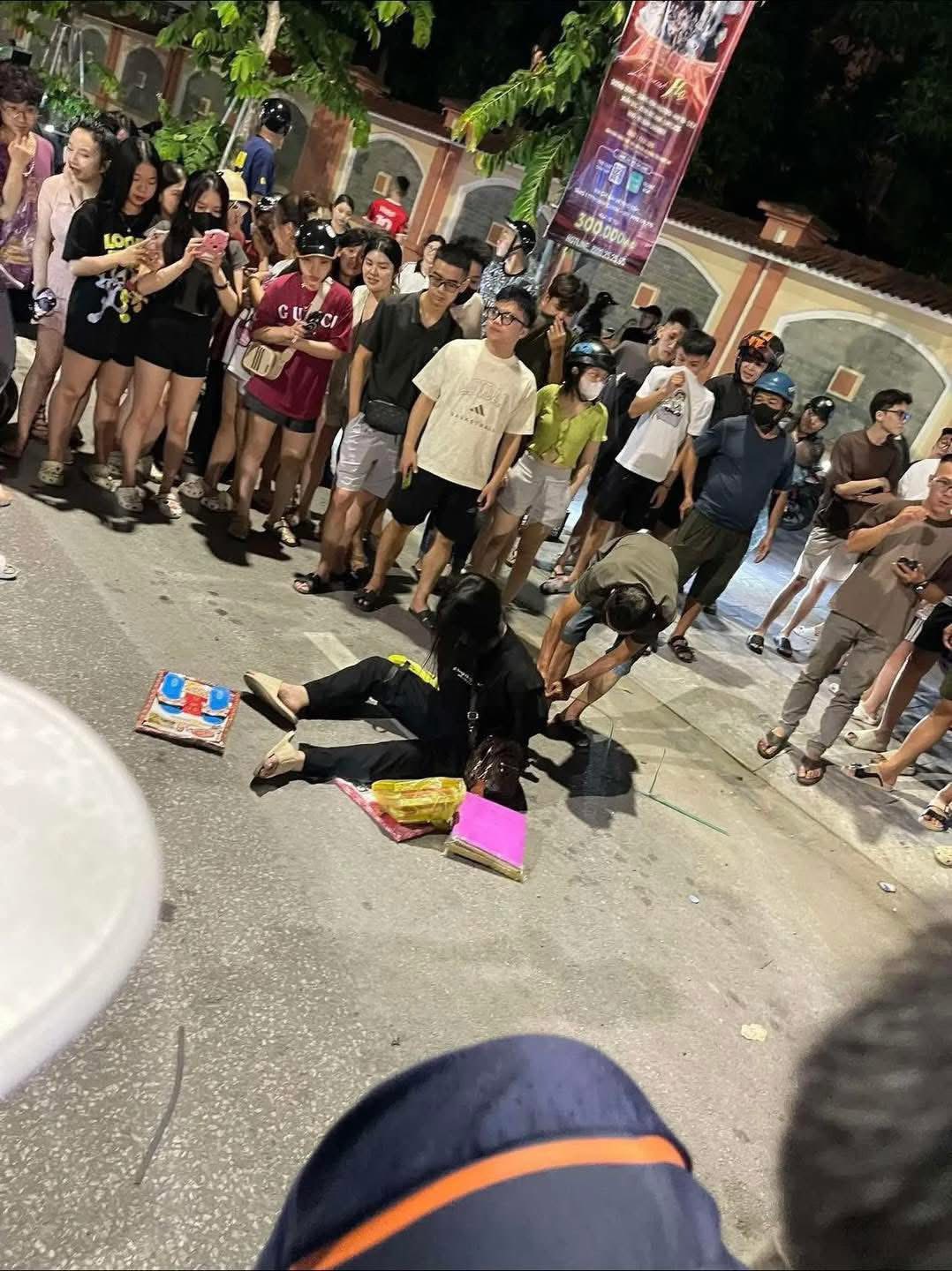 Có thể là hình ảnh về 3 người, đám đông và văn bản