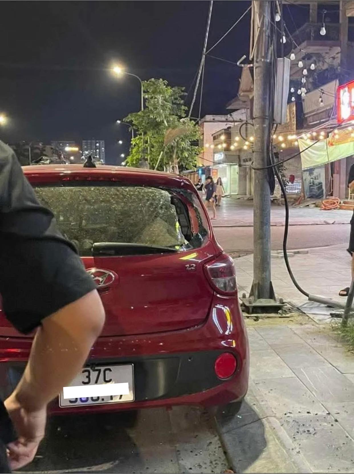 Có thể là hình ảnh về 3 người, ô tô và văn bản