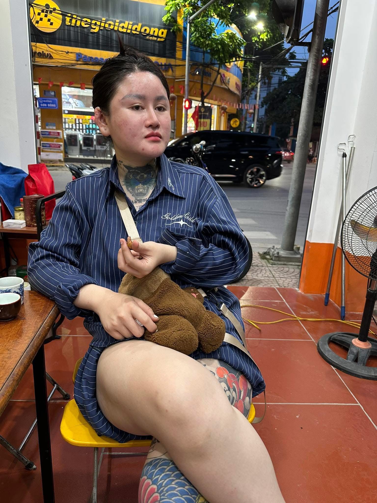 Có thể là hình ảnh về 1 người và con cù lần
