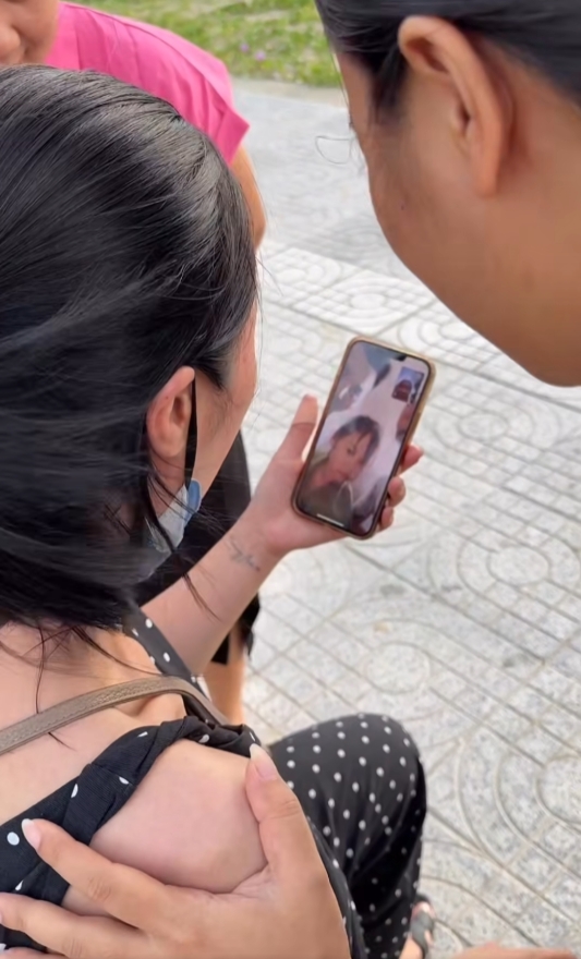 Có thể là hình ảnh về 2 người và điện thoại