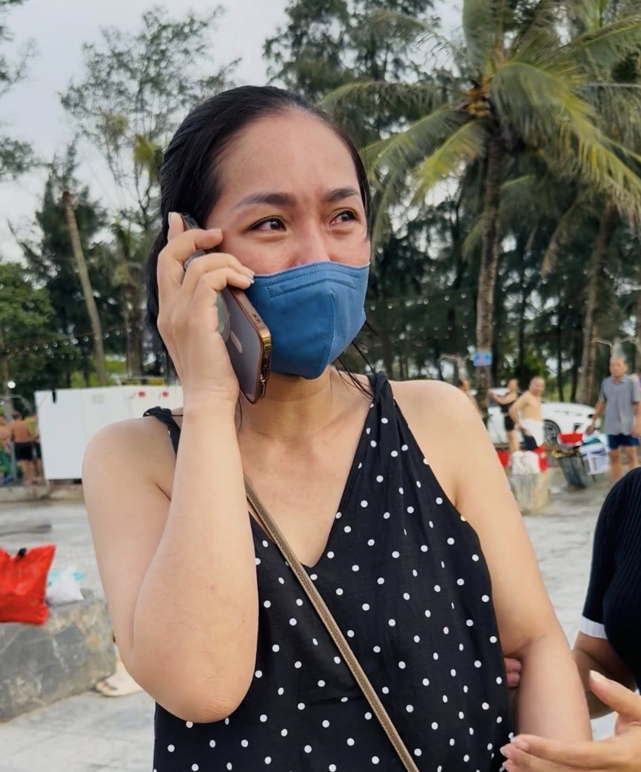 Có thể là hình ảnh về 1 người và điện thoại