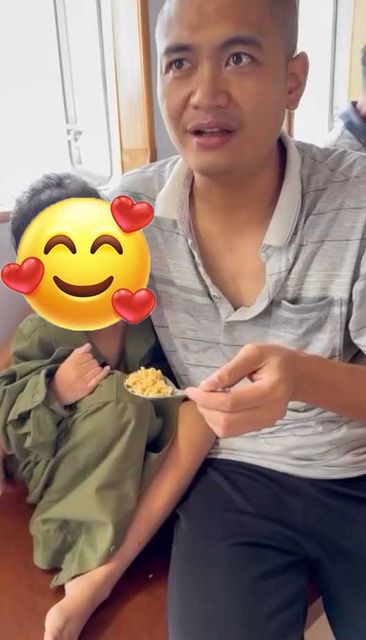 Có thể là hình ảnh về 1 người