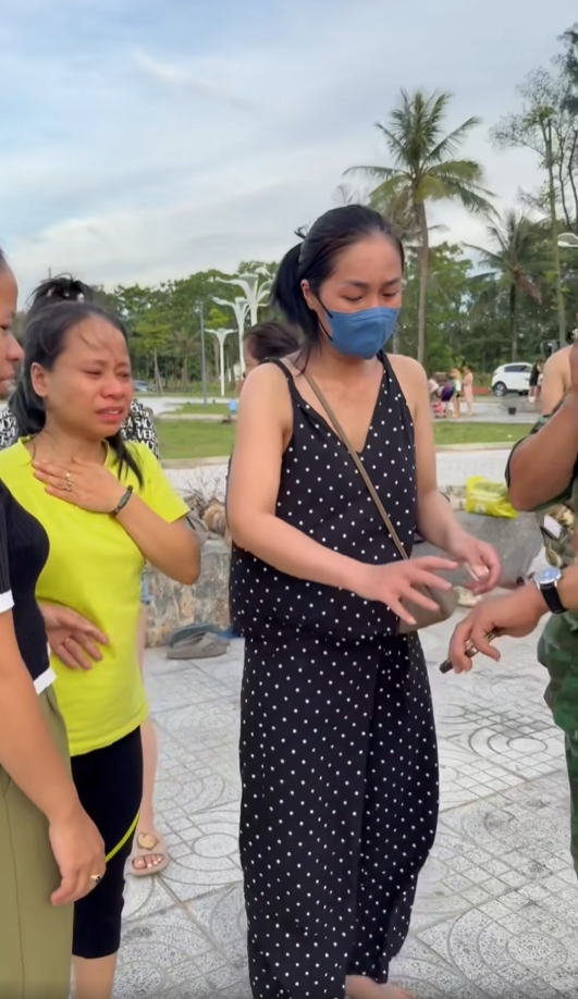 Có thể là hình ảnh về 3 người