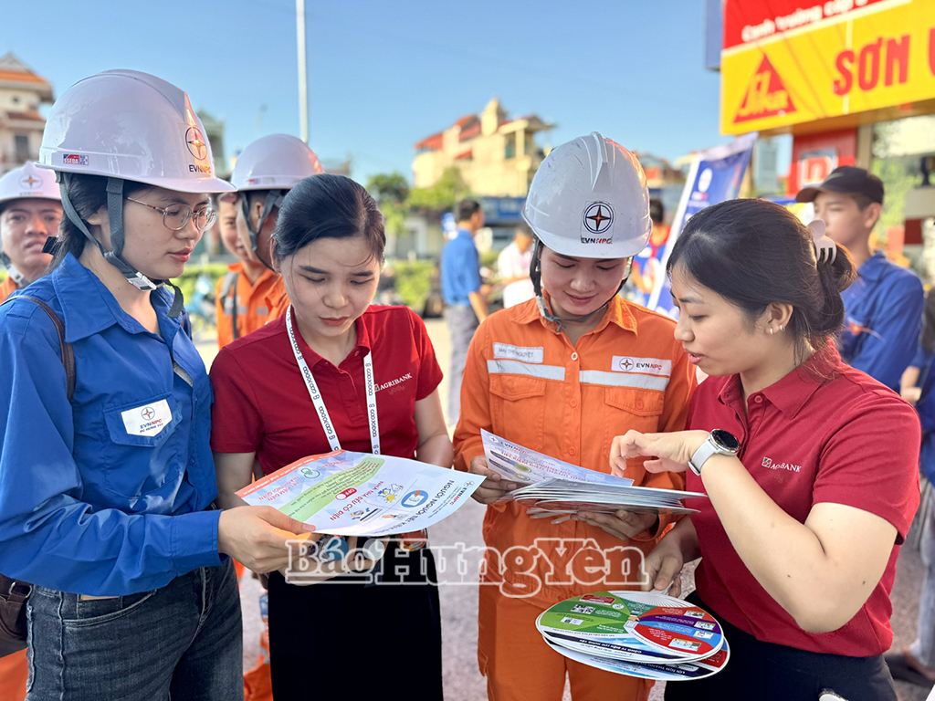 Nhân viên Công ty Điện lực Hưng Yên tuyên truyền khách hàng sử dụng điện hiệu quả