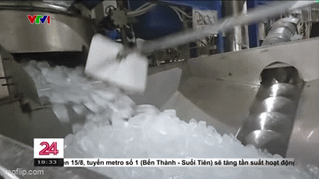 Sự thật gây sốc đằng sau những chuyến xe chở đá lạnh vào quán giải khát: Quy trình sản xuất lạnh gáy!- Ảnh 1. Sự thật gây sốc đằng sau những chuyến xe chở đá lạnh vào quán giải khát: Quy trình sản xuất lạnh gáy!- Ảnh 1.