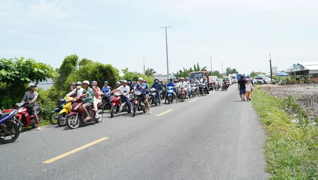 Hiện trường vụ tai nạn kinh hoàng khiến 2 vợ chồng tử vong ở Cà Mau: Thi thể bị thiêu rụi cùng hàng tấn tôm- Ảnh 6.