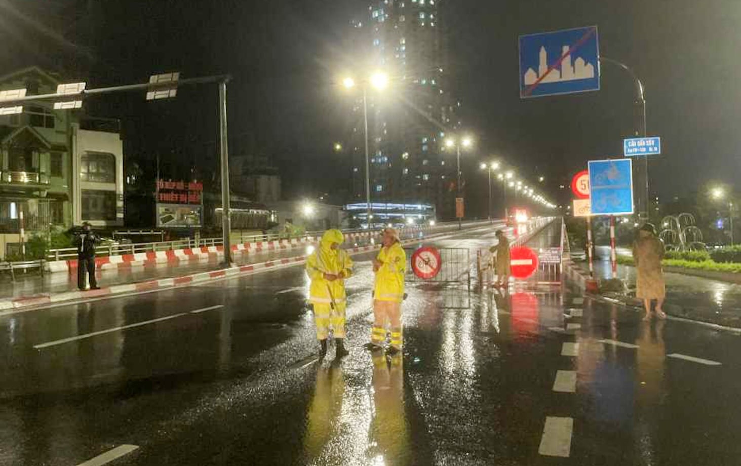 Bão số 3 Wipha bất ngờ ít di chuyển, đang mạnh lên - Ảnh 5.