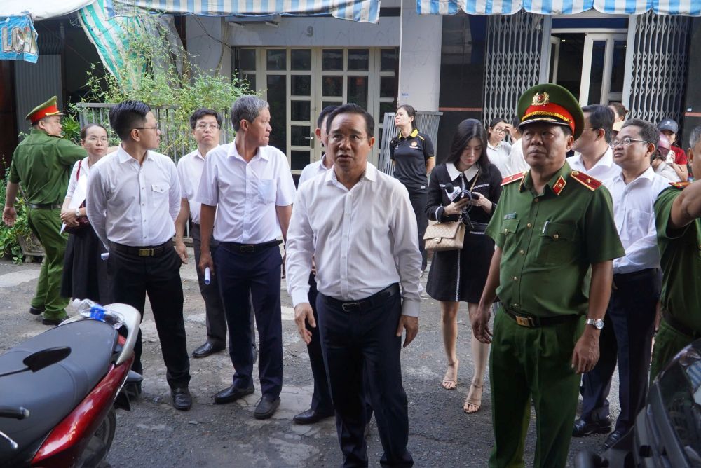 Lãnh đạo TPHCM cũng đã có mặt ở hiện trường thăm hỏi, động viên các gia đình gặp nạn trong vụ cháy. Ảnh: Anh Tú