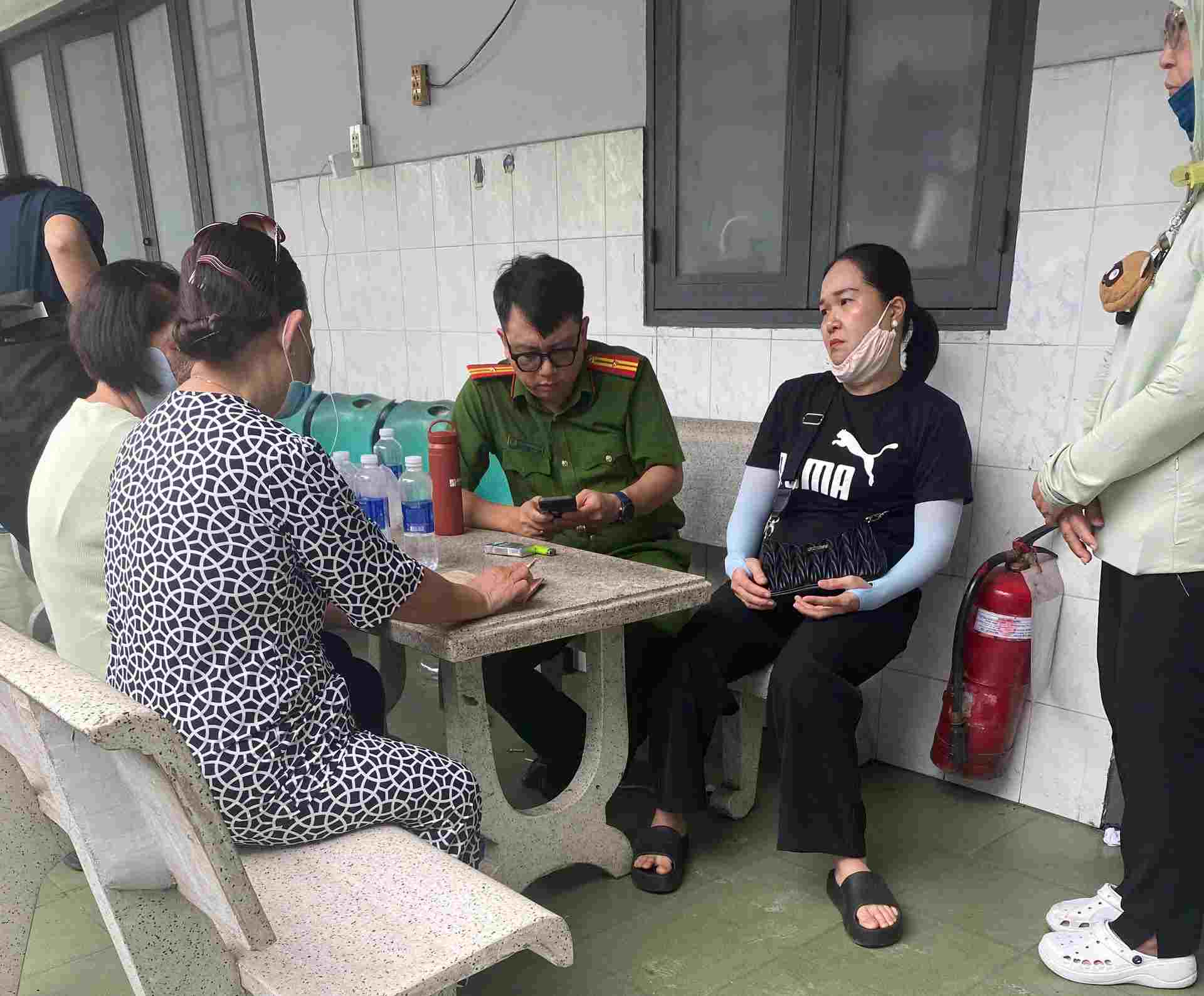 Người thân của các nạn nhân tử vong trong vụ cháy ở cư xá Độc Lập đến làm thủ tục nhận thi thể ở Trung tâm hỏa táng Bình Hưng Hòa. Ảnh: Minh Tâm