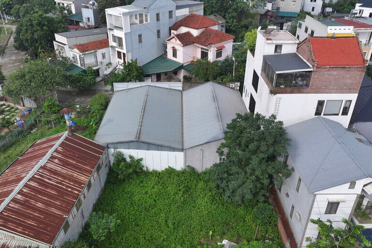 co-so-san-xuat-kem-c 2 nhà xưởng sát nhau nằm giữa khu dân cư. Ảnh: Tô Công.