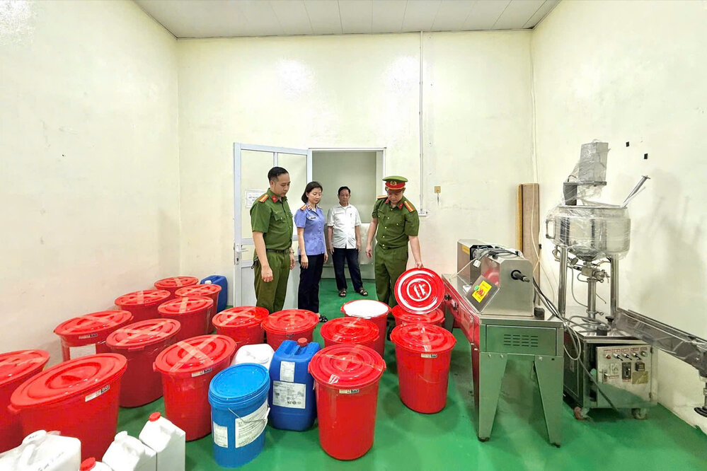 cong-ty-san-xuat-kem-01 Cơ quan chức năng khám xét cơ sở sản xuất. Ảnh: Công an tỉnh Phú Thọ.