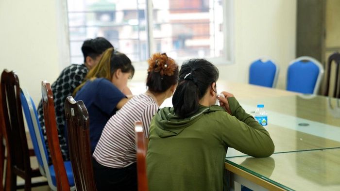 f305a77e4330aa6ef321 Các đối tượng khai nhận mua lợn chết của các đối tượng tại khu vực huyện Ứng Hòa, huyện Mỹ Đức (cũ), TP Hà Nội hoặc tỉnh Hòa Bình (cũ), nay là tỉnh Phú Thọ với giá khoảng 20.000 đồng/kg rồi mang về tập kết tại nhà riêng. Các đối tượng tiến hành mổ phanh và sử dụng ô tô tải vận chuyển lợn ra khu vực Ki ốt tại chợ Phùng Khoang để tiêu thụ.