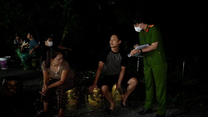 fc1e5366b7285e760739 Tại thời điểm kiểm tra, lực lượng chức năng phát hiện tại cơ sở giết mổ do Lê Văn Tươi và Nguyễn Thị Thư: có 45 con lợn sống có biểu hiện nhiễm bệnh, 1.050kg thịt lợn nguyên con đã giết mổ, 450kg nội tạng. Tổng số hàng hóa vi phạm bị phát hiện, thu giữ là 4.300kg, trị giá là 318.255.700 đồng.