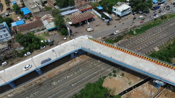 Góc cua gần 90 độ khiến nhiều người đặt câu hỏi về việc các tài xế sẽ xử lý ra sao khi đi qua đây. Ảnh: Times Now Navbharat