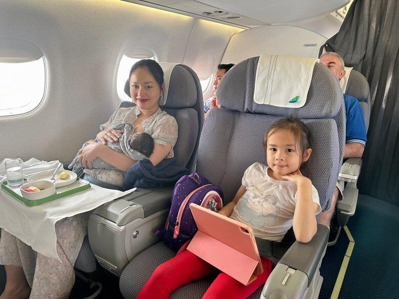 Lan Phương bế con gái 17 ngày tuổi đi máy bay để đoàn tụ với chồng Tây.