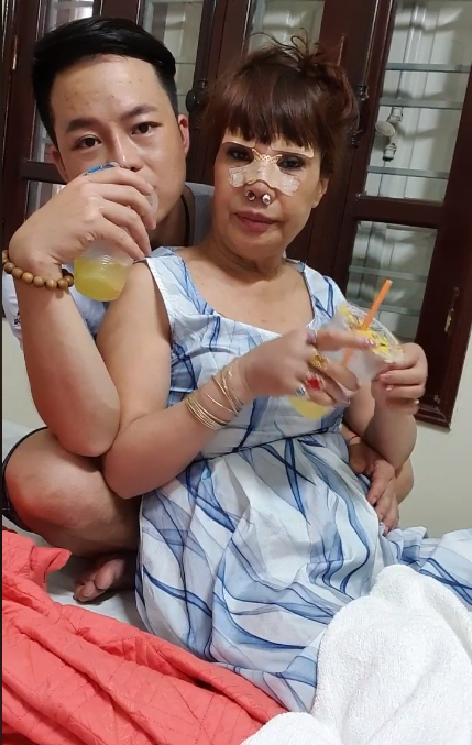 Bị tố lạnh nhạt với người vợ 62 tuổi, anh chồng Hoa Cương lên tiếng xác thực  về tin đồn