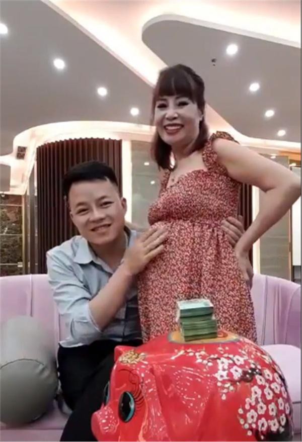 Sau hơn nửa năm là đám cưới, vợ chồng cô dâu 62 tuổi đã "làm loạn" CĐM bằng  hàng loạt trò lố này
