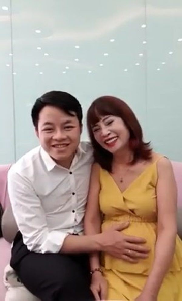 Bất ngờ trước ngoại hình “tã' đi trông thấy của trai trẻ 27 tuổi sau 1 năm  lấy vợ 62 tuổi