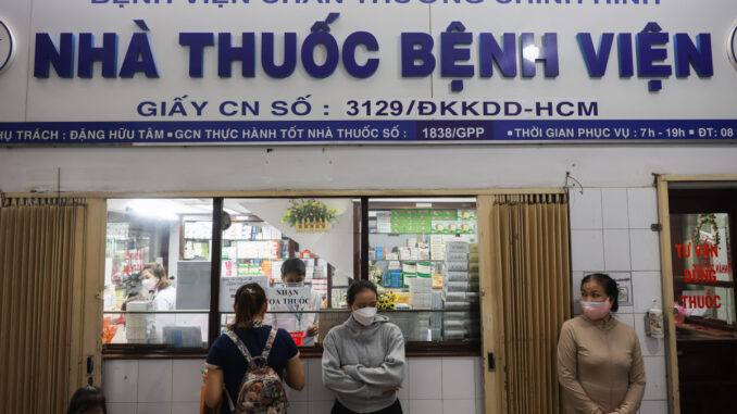 Bệnh viện thiếu thuốc, bệnh nhân mua ở ngoài sẽ được BHYT thanh toán