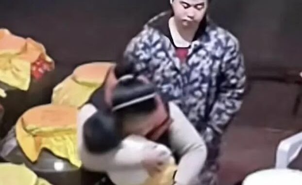 Video em bé qua đời trên tay mẹ khi xem pháo hoa trước hiên nhà khiến hàng triệu người rơi lệ Video em bé qua đời trên tay mẹ khi xem pháo hoa trước hiên nhà khiến hàng triệu người rơi lệ
