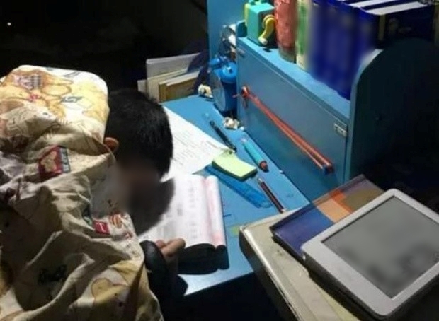 ep con trai hoc tu sang som den toi mit me khoc nghen khi chuyen dau long xay ra