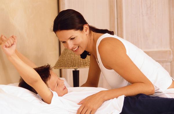Chỉ nói một câu, bà mẹ đã dễ dàng đánh thức con dậy đi học mỗi sáng