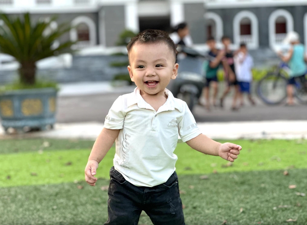 bo nuoi ke chuyen be trai gan 3 tuoi biet goi nguoi lon cuu ban duoi nuoc hinh anh 2