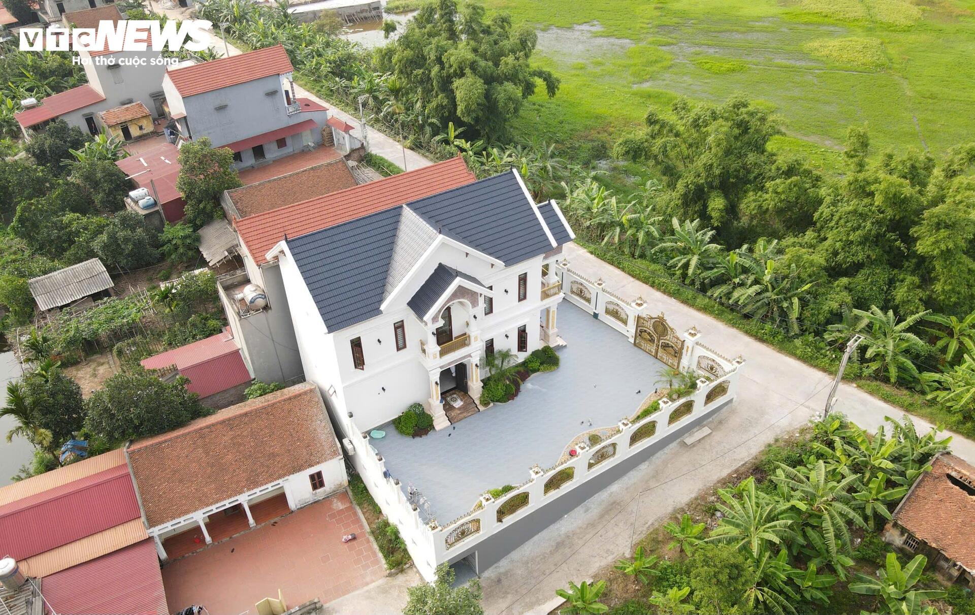 Biệt thự của 'ông trùm' 38 tuổi cầm đầu đường dây lừa đảo hơn 2.000 tỷ đồng - 1