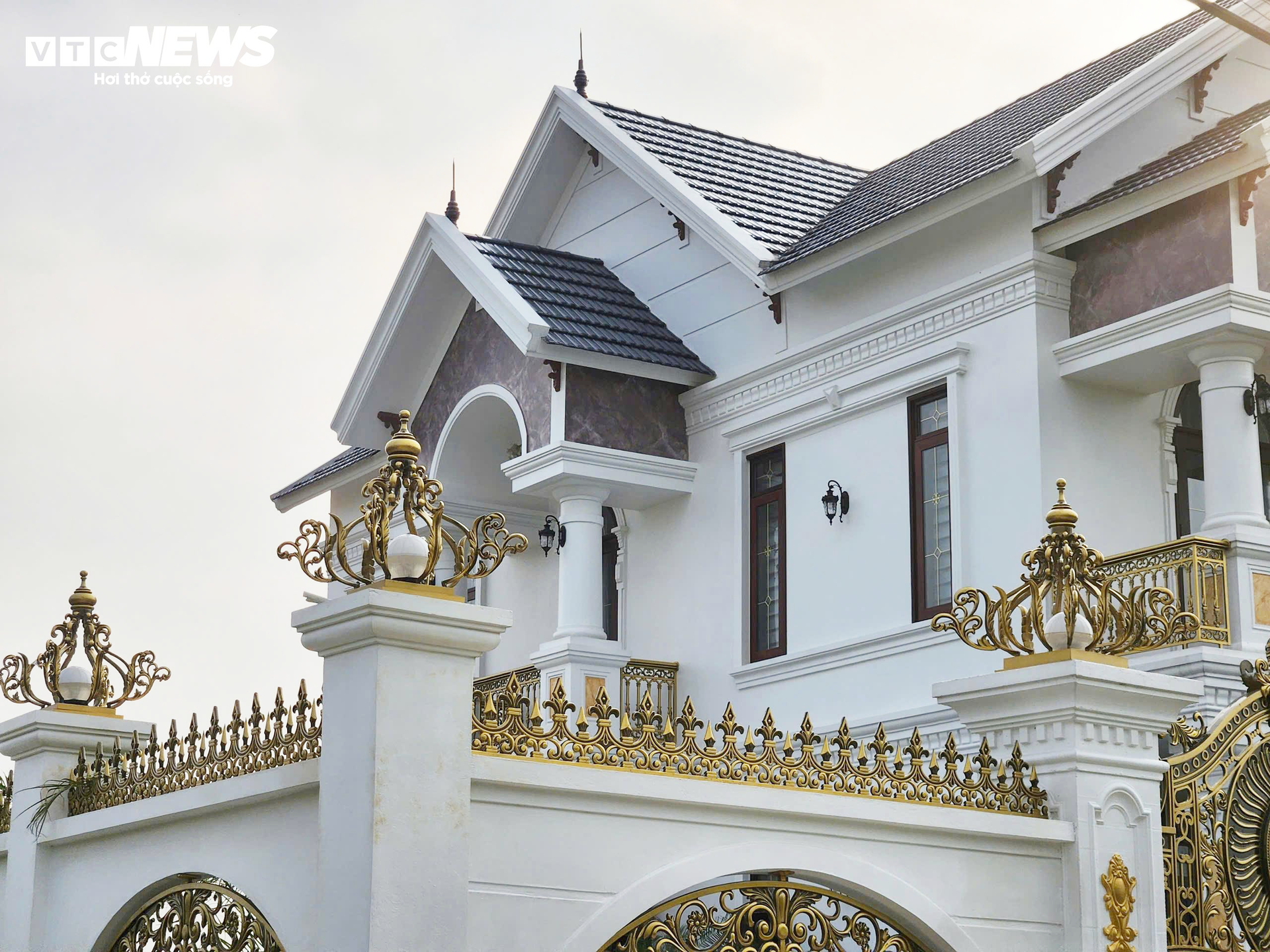 Biệt thự của 'ông trùm' 38 tuổi cầm đầu đường dây lừa đảo hơn 2.000 tỷ đồng - 9