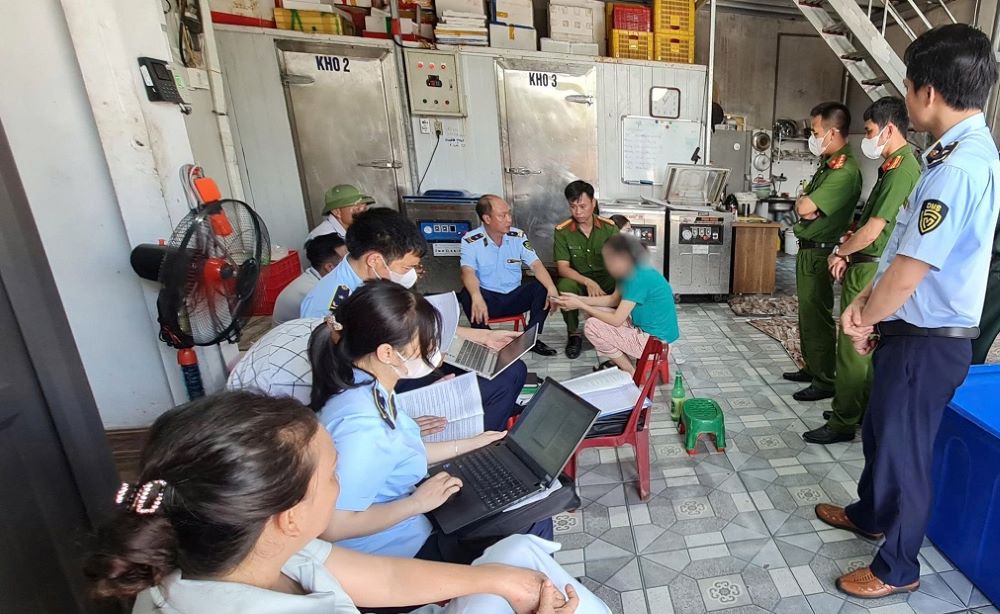 Đoàn kiểm tra làm việc với doanh nghiệp. Ảnh: Nam Hồng
