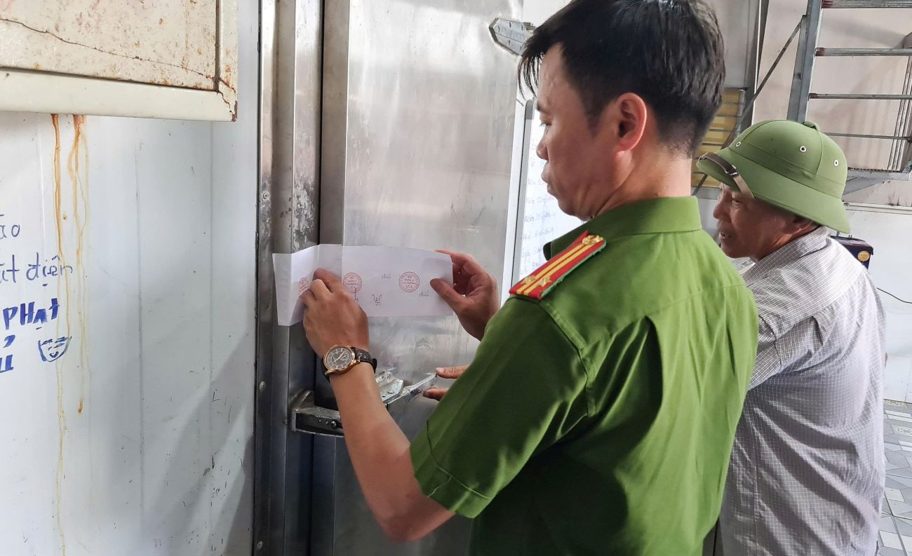 Đoàn kiểm tra tiến hành tạm niêm phong hàng hóa phục vụ việc kiểm tra, xác minh. Ảnh: Nam Hồng