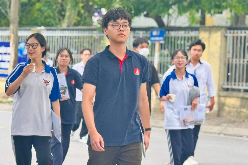 img-3790-2989-7677 Thí sinh Hà Nội sau khi hoàn thành xong bài thi môn Toán vào chiều 26/6. (Ảnh: PV)