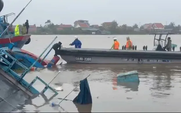 Lực lượng đưa 9 thuyền viên vào bờ an toàn. Ảnh: Cục CSGT