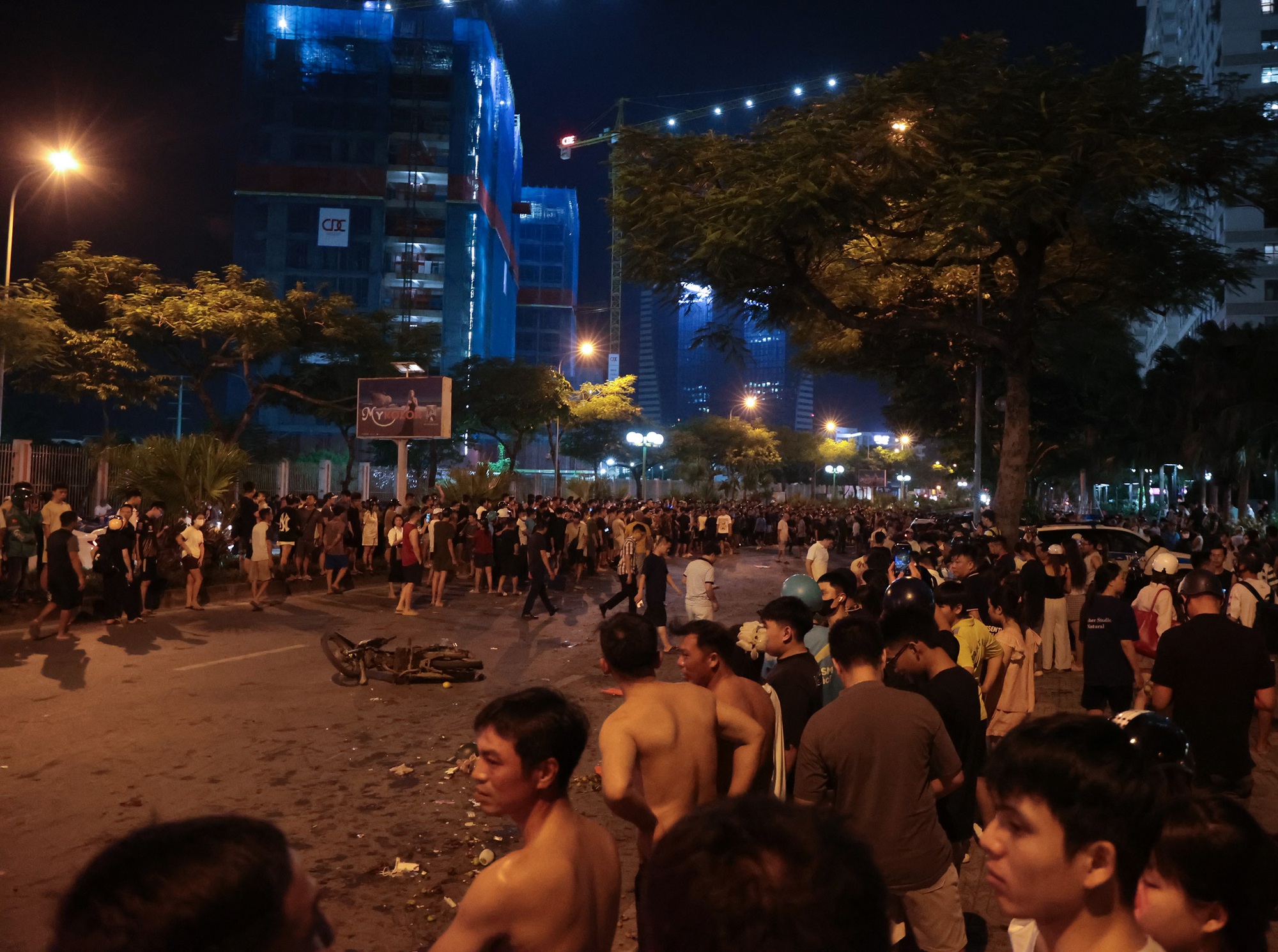 Cảnh tượng xé lòng: Người vợ trẻ ngã quỵ bên thi thể chồng sau vụ ô tô tông liên hoàn ở Hà Nội - Ảnh 1.