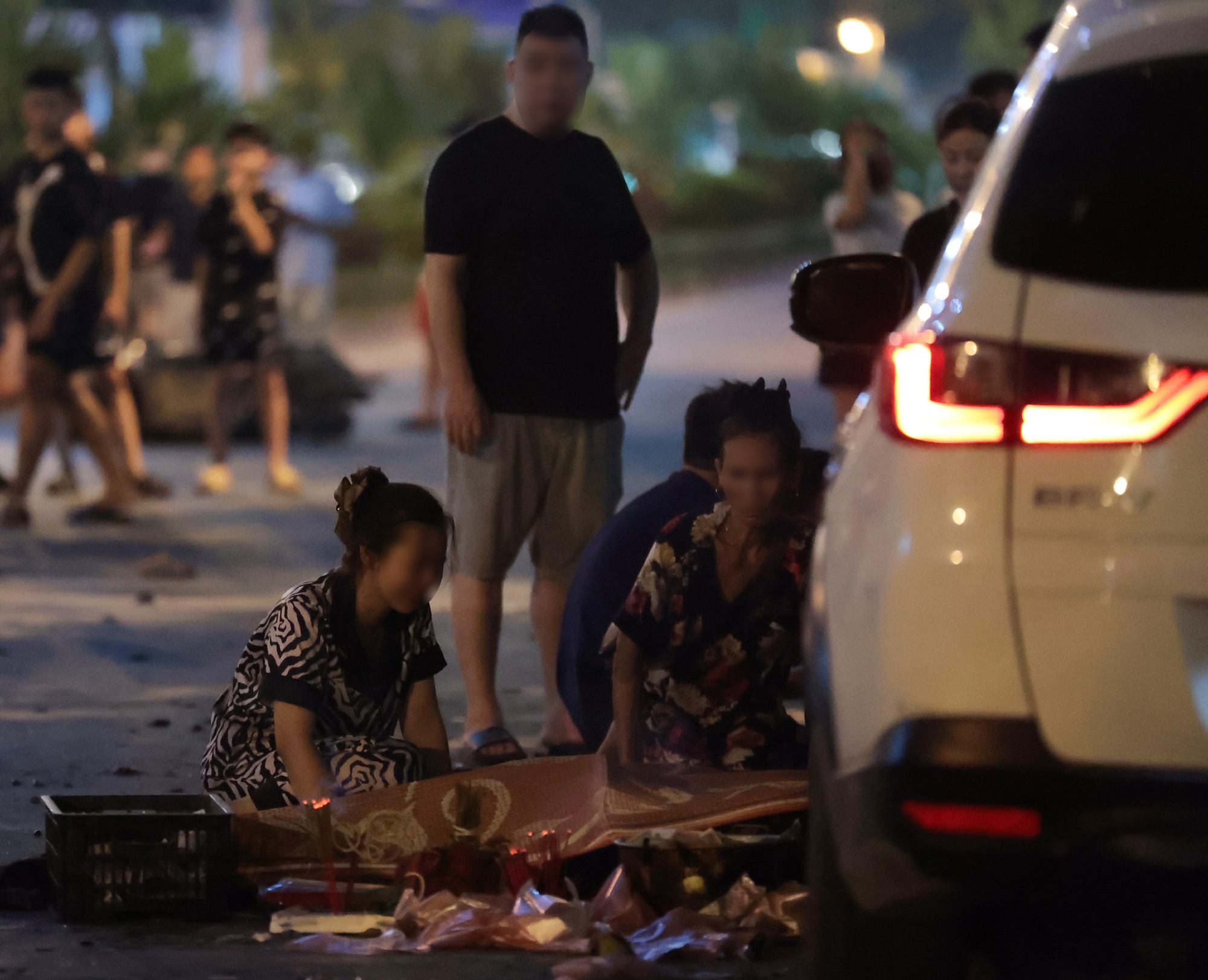 Cảnh tượng xé lòng: Người vợ trẻ ngã quỵ bên thi thể chồng sau vụ ô tô tông liên hoàn ở Hà Nội - Ảnh 4.