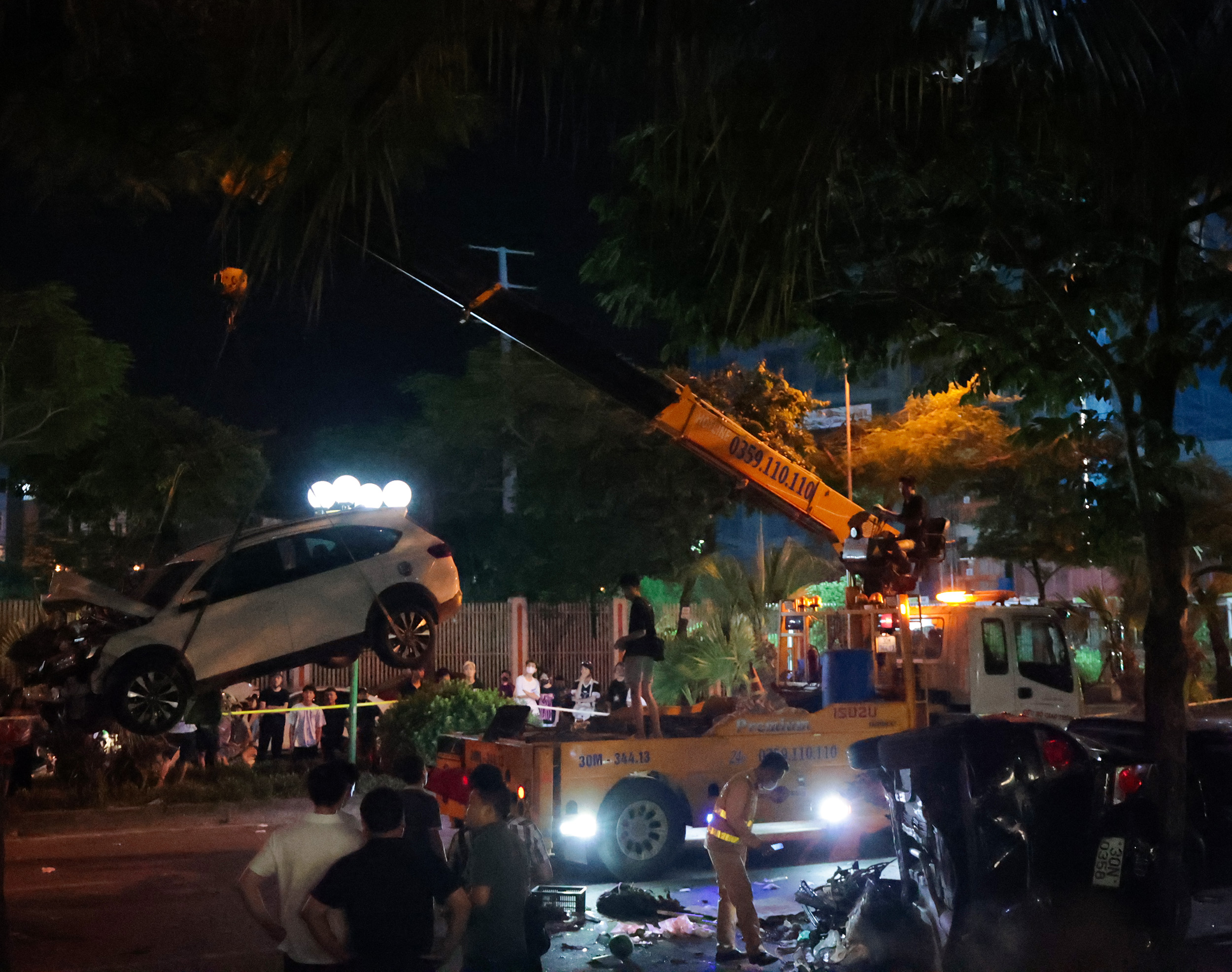 Cảnh tượng xé lòng: Người vợ trẻ ngã quỵ bên thi thể chồng sau vụ ô tô tông liên hoàn ở Hà Nội - Ảnh 5.